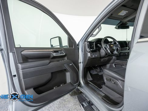 Used 2025 Chevrolet Silverado 2500 LTZ w/ LTZ Convenience Package AWD/4WD image 9
