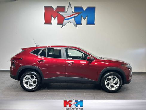 Used 2024 Chevrolet Trax LS w/ LS Convenience Package FWD image 1