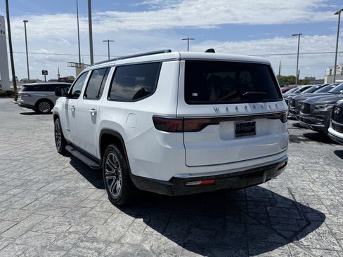 Used 2024 Jeep Wagoneer L Series II w/ Flexible Seating Group RWD image 5