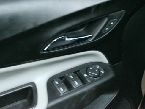 Used 2018 Chevrolet Equinox LS FWD image 13