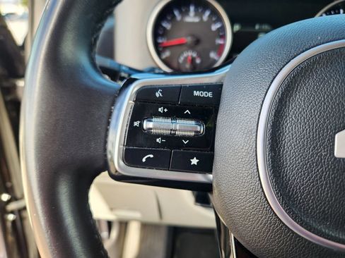 Certified 2023 Kia Carnival LX image 24