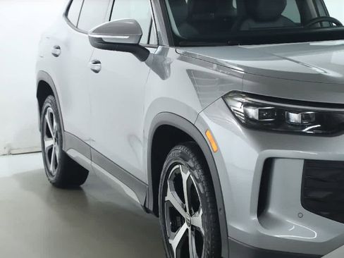 Certified 2025 Volkswagen Tiguan SE image 9