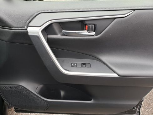 Used 2019 Toyota RAV4 Limited image 18