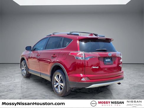 Used 2018 Toyota RAV4 XLE FWD image 2