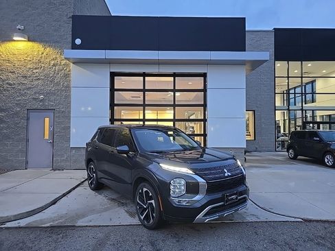 Used 2024 Mitsubishi Outlander SE image 1
