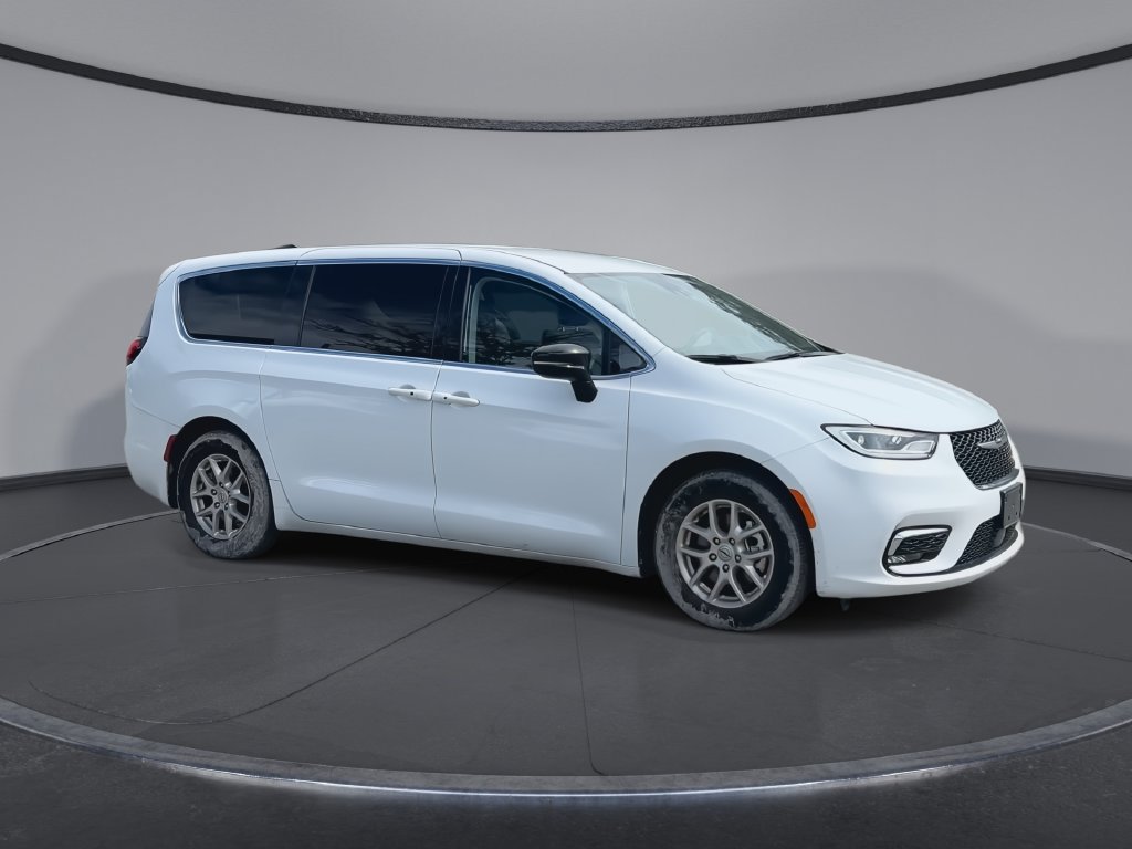 Used 2024 Chrysler Pacifica Touring-L FWD image 2