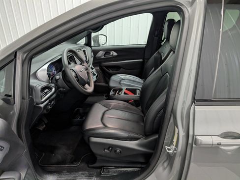 Used 2022 Chrysler Pacifica Touring-L w/ S Appearance Package image 15