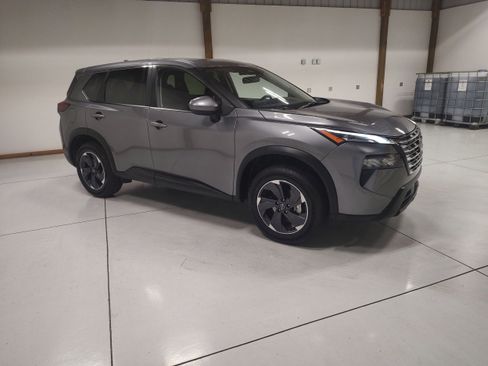 Used 2025 Nissan Rogue SV AWD/4WD image 2