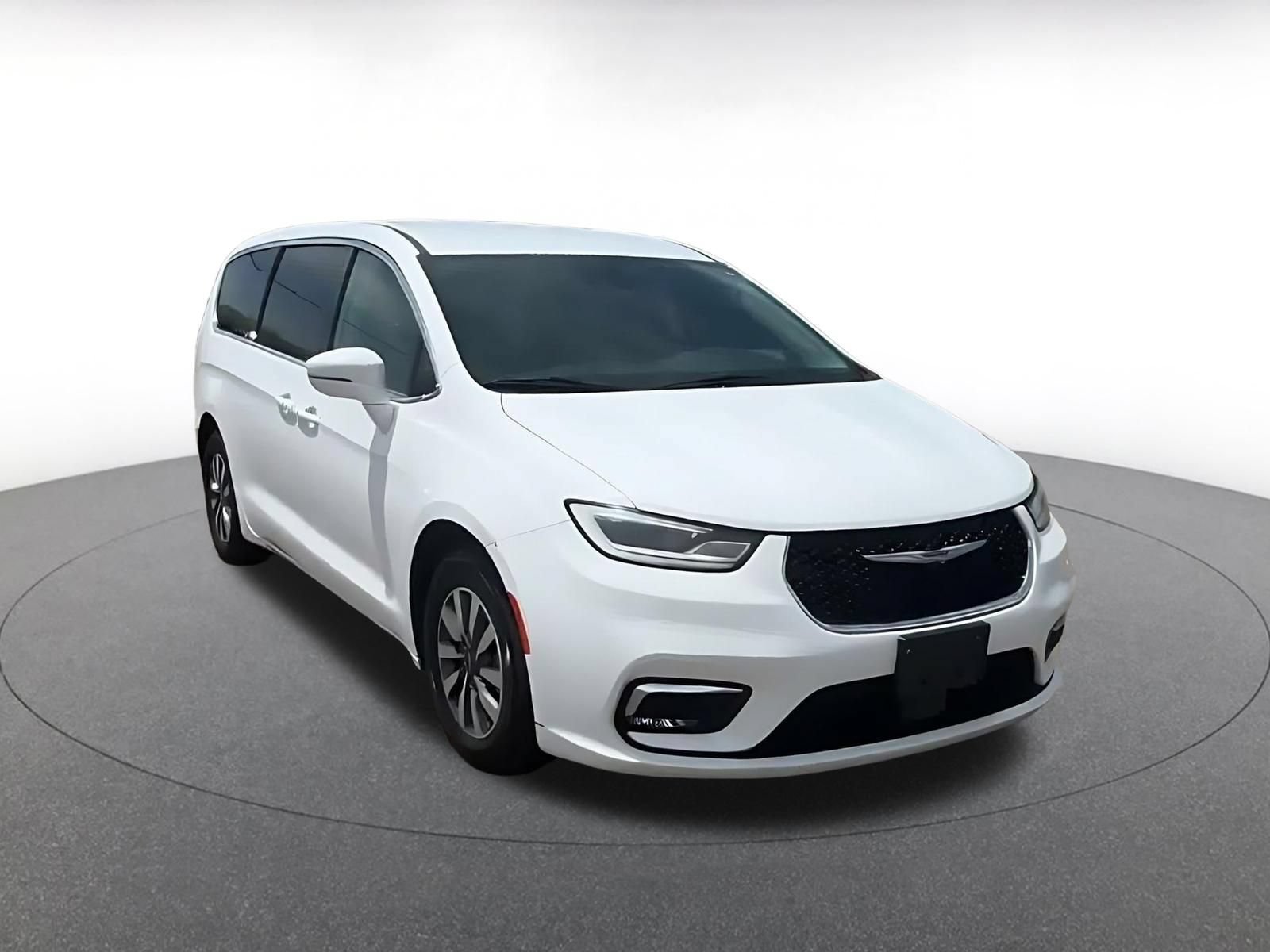 Used 2022 Chrysler Pacifica Touring-L FWD image 3