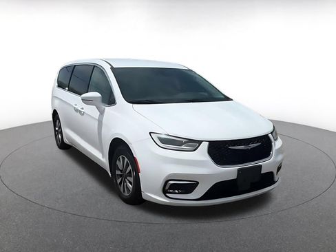 Used 2022 Chrysler Pacifica Touring-L FWD image 3