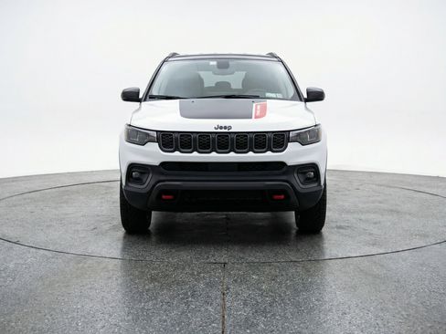 Used 2025 Jeep Compass Trailhawk AWD/4WD image 2