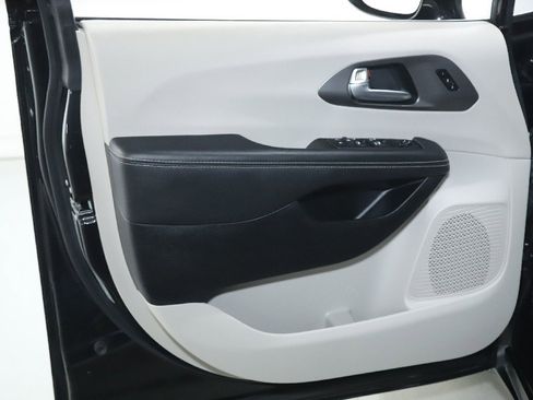 Used 2024 Chrysler Pacifica Touring-L image 15