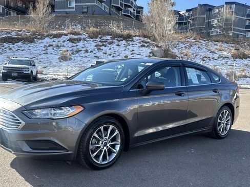 Used 2017 Ford Fusion SE image 3