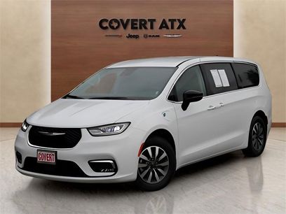 Used 2024 Chrysler Pacifica Select