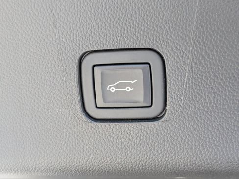 Used 2023 Chevrolet Traverse Premier AWD/4WD image 16
