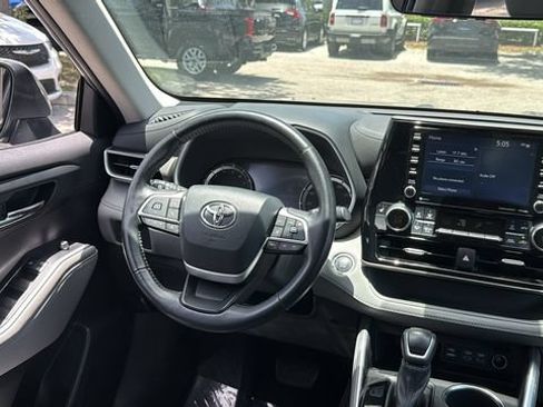 Used 2022 Toyota Highlander XLE FWD image 14