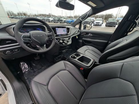 New 2026 Chrysler Pacifica Select image 2
