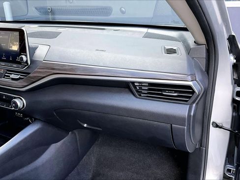 Used 2024 Nissan Altima 2.5 SV image 17