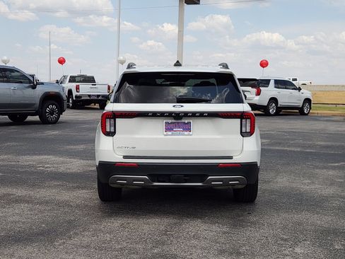 Used 2025 Ford Explorer Active w/ Active Comfort Package RWD image 8