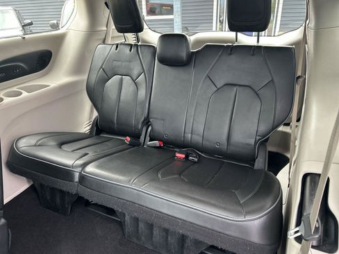 Used 2019 Chrysler Pacifica Limited w/ Tire & Wheel Group FWD image 25