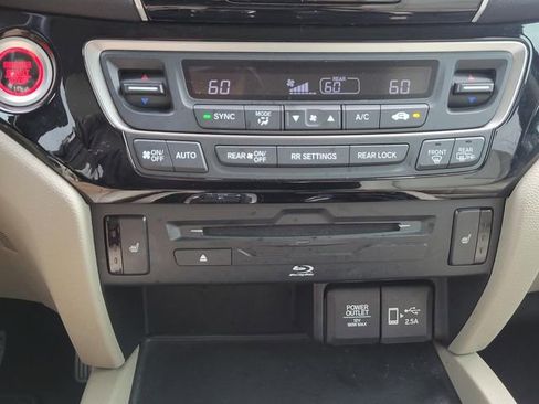 Used 2020 Honda Pilot Touring image 23