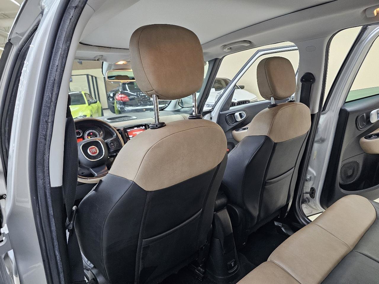 Used 2017 FIAT 500L Lounge w/ Premium Package FWD image 24