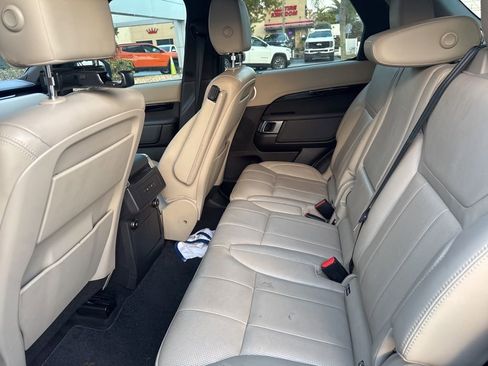 Used 2018 Land Rover Discovery SE image 19