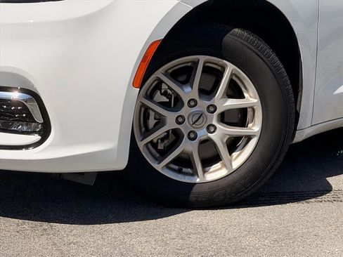 Used 2025 Chrysler Pacifica Select image 27