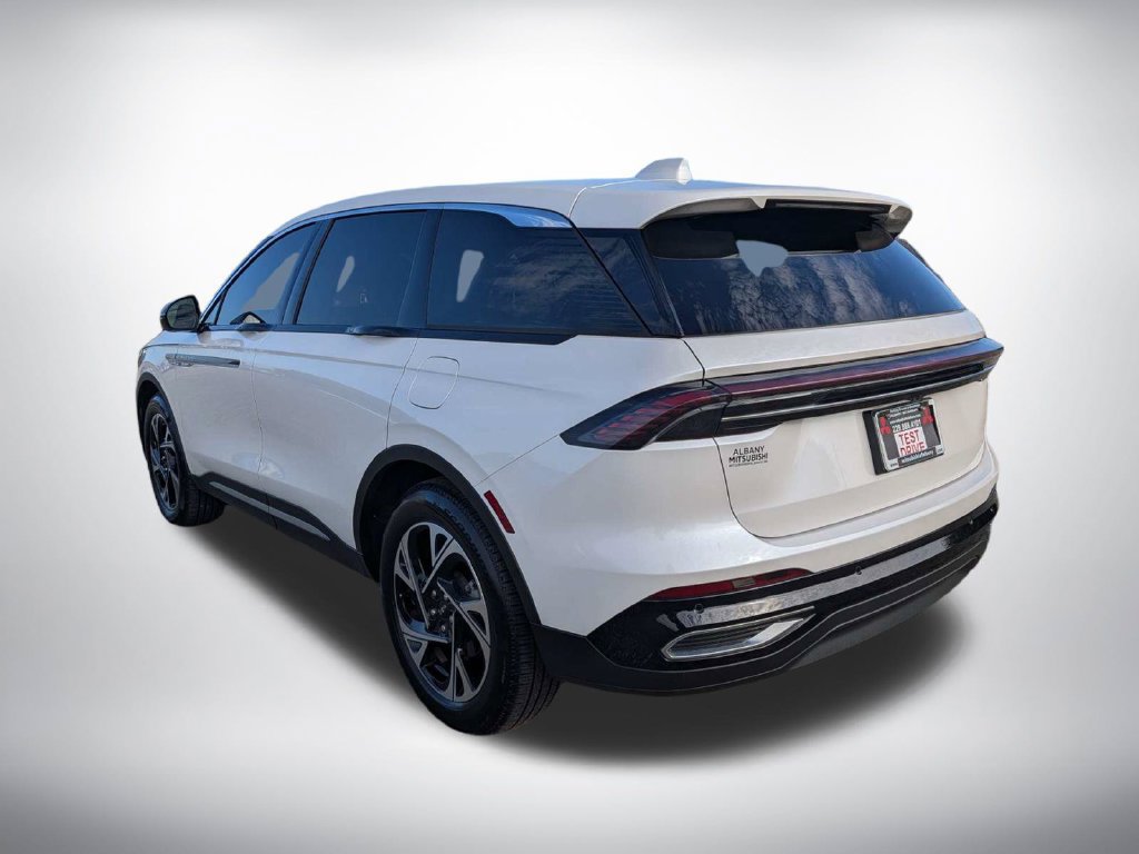 Used 2025 Lincoln Nautilus Premier AWD/4WD image 5