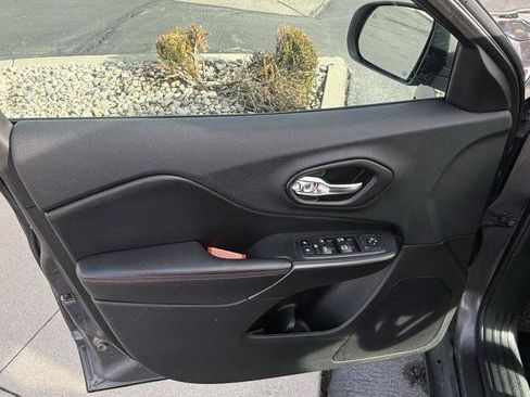 Used 2020 Jeep Cherokee Trailhawk image 8