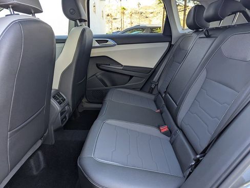 Used 2025 Volkswagen Taos SE w/ Panoramic Sunroof Package FWD image 18