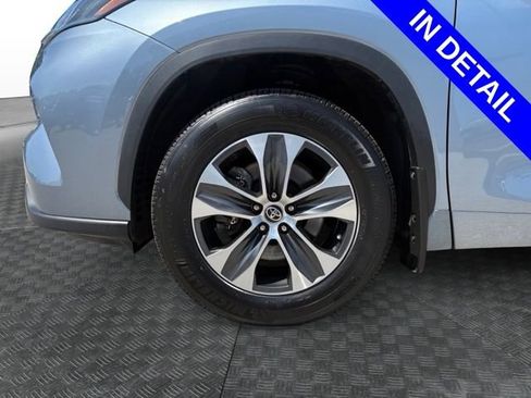 Used 2024 Toyota Highlander XLE AWD/4WD image 14