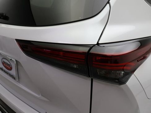 Used 2024 Toyota Highlander Limited image 9