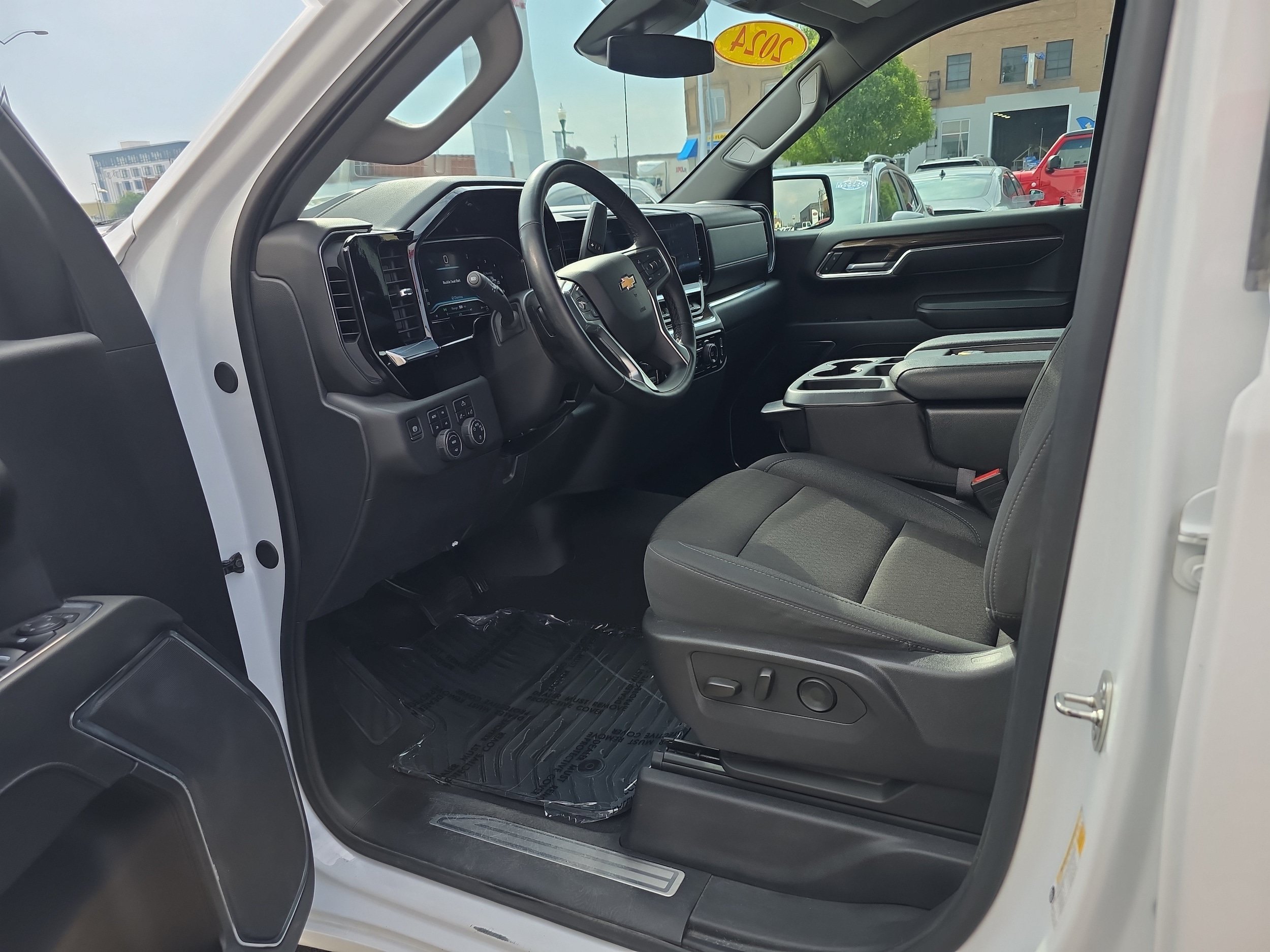 Used 2024 Chevrolet Silverado 1500 LT w/ Z71 Off-Road Package AWD/4WD image 2