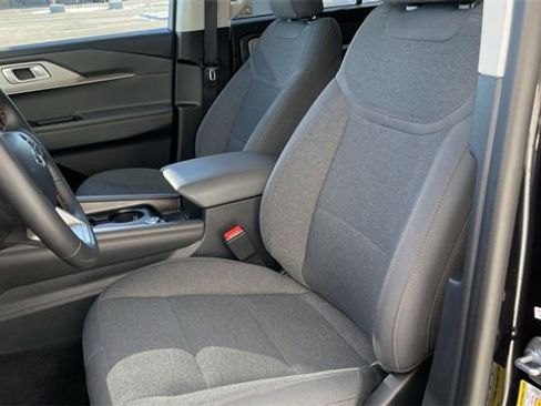 Used 2025 Ford Explorer Active image 11