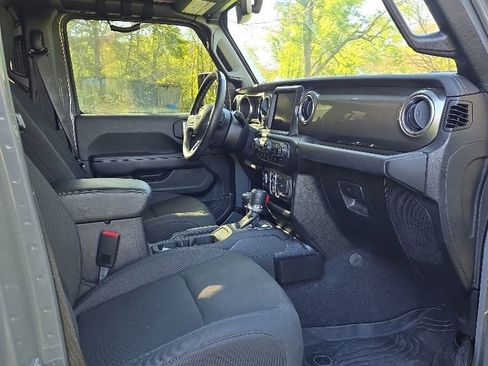Used 2020 Jeep Wrangler Unlimited Sahara AWD/4WD image 17