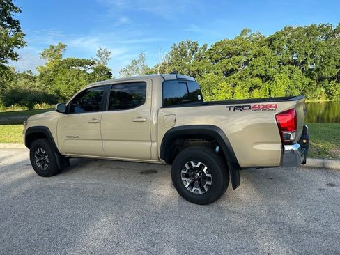 Used 2017 Toyota Tacoma TRD Sport AWD/4WD image 4
