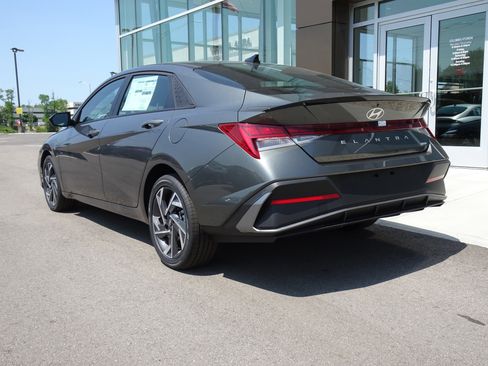 New 2025 Hyundai Elantra SEL FWD image 4