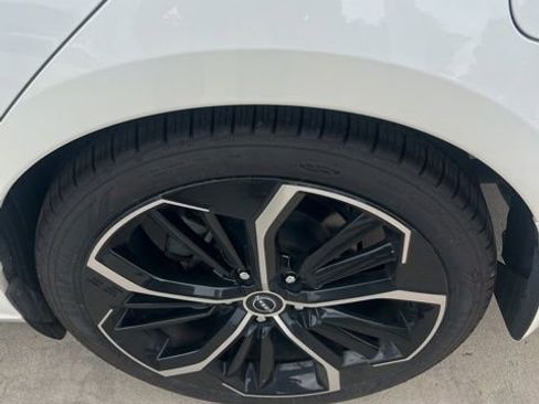 Used 2024 Nissan Altima 2.5 SR w/ SR Premium Package FWD image 9