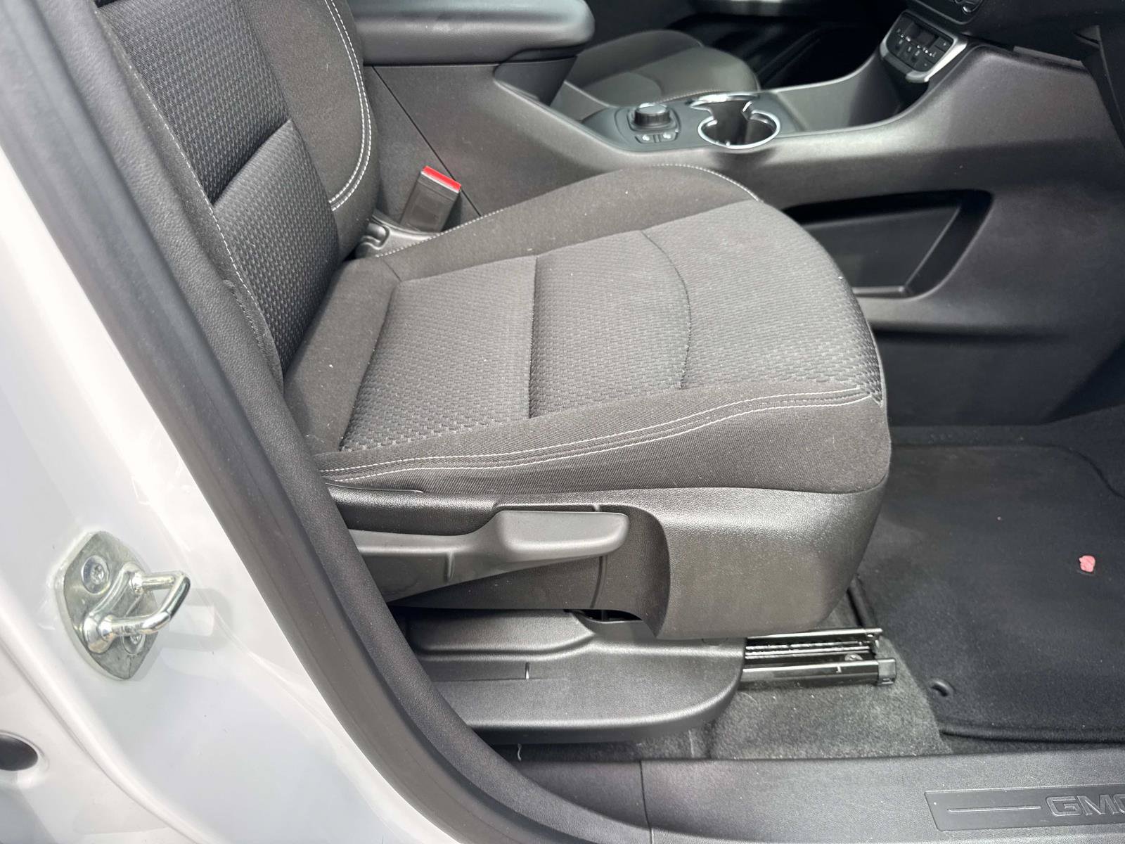 Used 2024 GMC Terrain SLE w/ Driver Convenience Package FWD image 11
