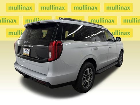 New 2026 Ford Expedition Active image 3