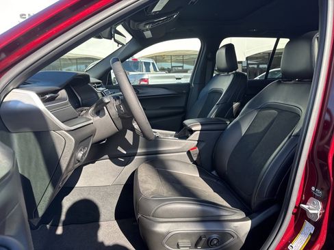 New 2025 Jeep Grand Cherokee Altitude image 25