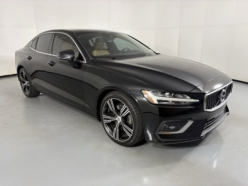 Used 2020 Volvo S60 T5 Inscription image 2