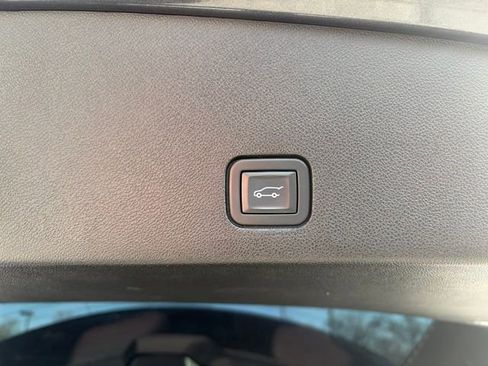 Used 2022 Cadillac XT6 Premium Luxury image 37