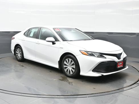 Used 2019 Toyota Camry LE image 8