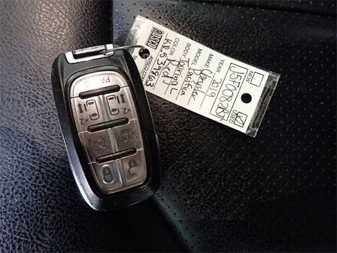 Used 2019 Chrysler Pacifica Touring-L image 36