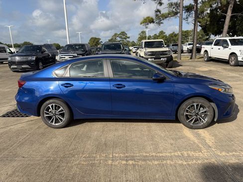 Used 2023 Kia Forte LXS w/ LXS Technology Package FWD image 3