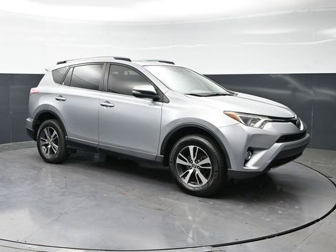 Used 2018 Toyota RAV4 XLE AWD/4WD image 3