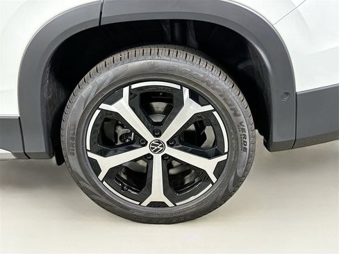 Used 2025 Volkswagen Tiguan SE image 23