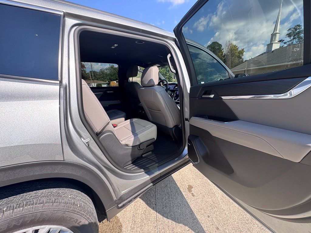 Used 2026 GMC Acadia Elevation w/ Elevation Premium Package FWD image 18